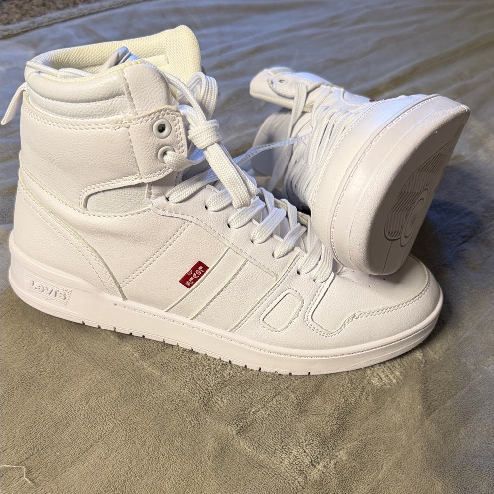 LEVIS  8.5  NWOT All-White Women's Athletic Sneakers with Synthetic Upper